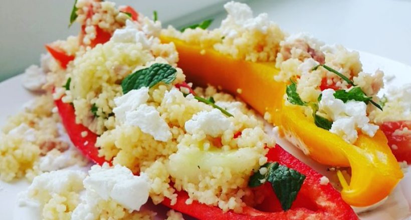 Kleurige puntpaprika's gevuld met couscous